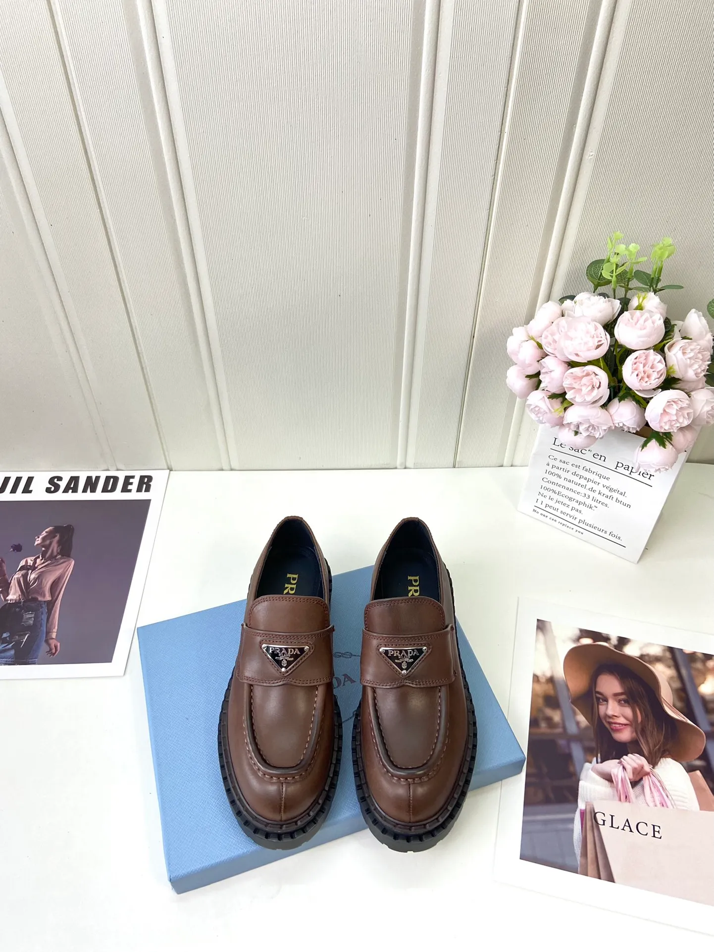 👟👟Ex-factory price 520👟👟 🔥🔥✨Prada* 2024WA new autumn and winter thick-soled loafers👟 These leather loafers use thick soles, craftsmanship details and contemporary elements add vitality, interpreting classics in a new fashion language. Enamel-coated triangular metal logo with a height of 55 mm makes its debut 🌟 Recommended by major bloggers on Xiaohongshu, developed 1-1 to highlight classic charm. Cowhide lining TPU outsole ➕ genuine leather edge bar Code number: 35 to 41 (40-41 customized, non-refundable)
